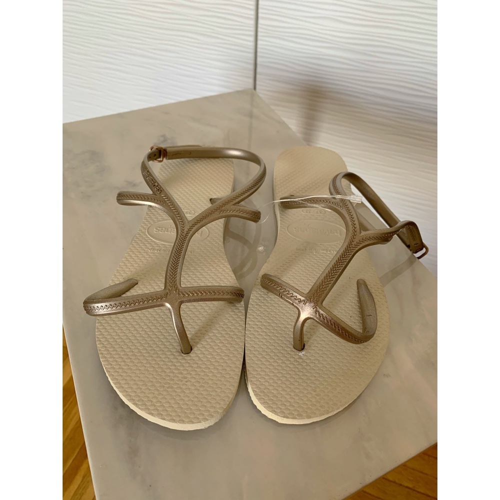 ❗️NEW Havaianas Gold Sandals, Size 7/8w ❗️